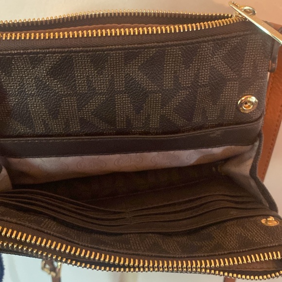 MK Michael Kors crossbody bag, great for travel, multi-compartment. - Picture 2 of 6